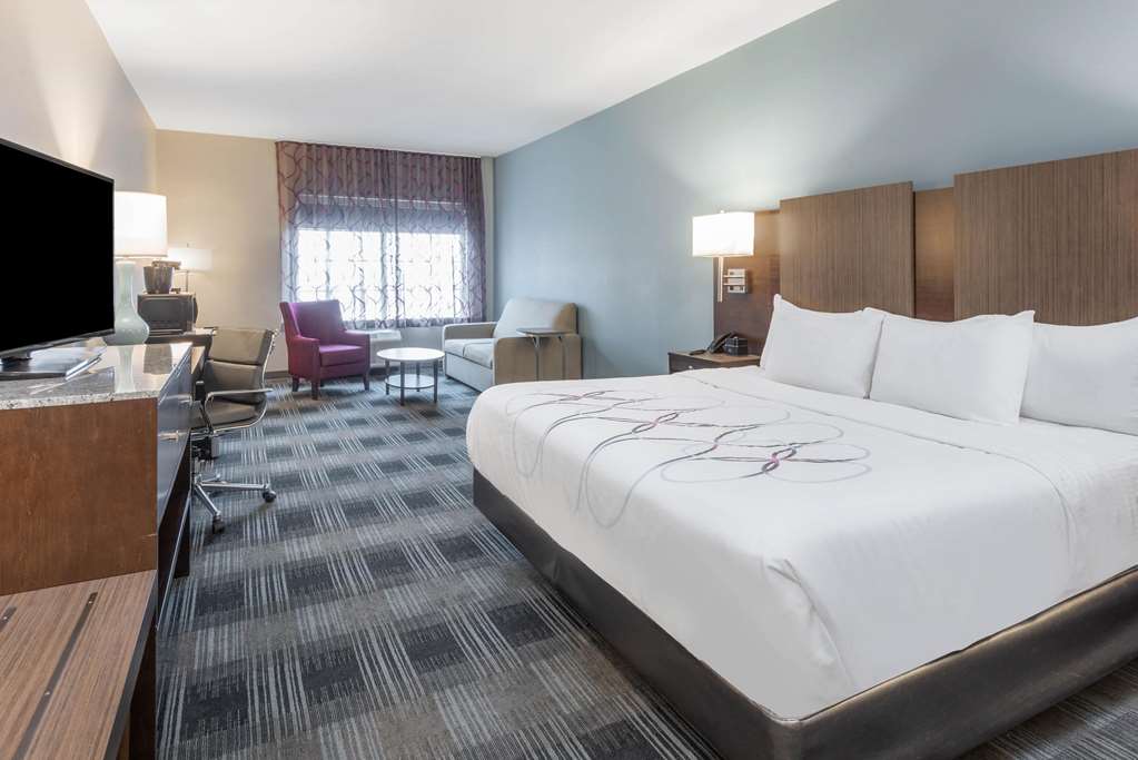 La Quinta Inn & Suites by Wyndham Aberdeen APG - photo 17
