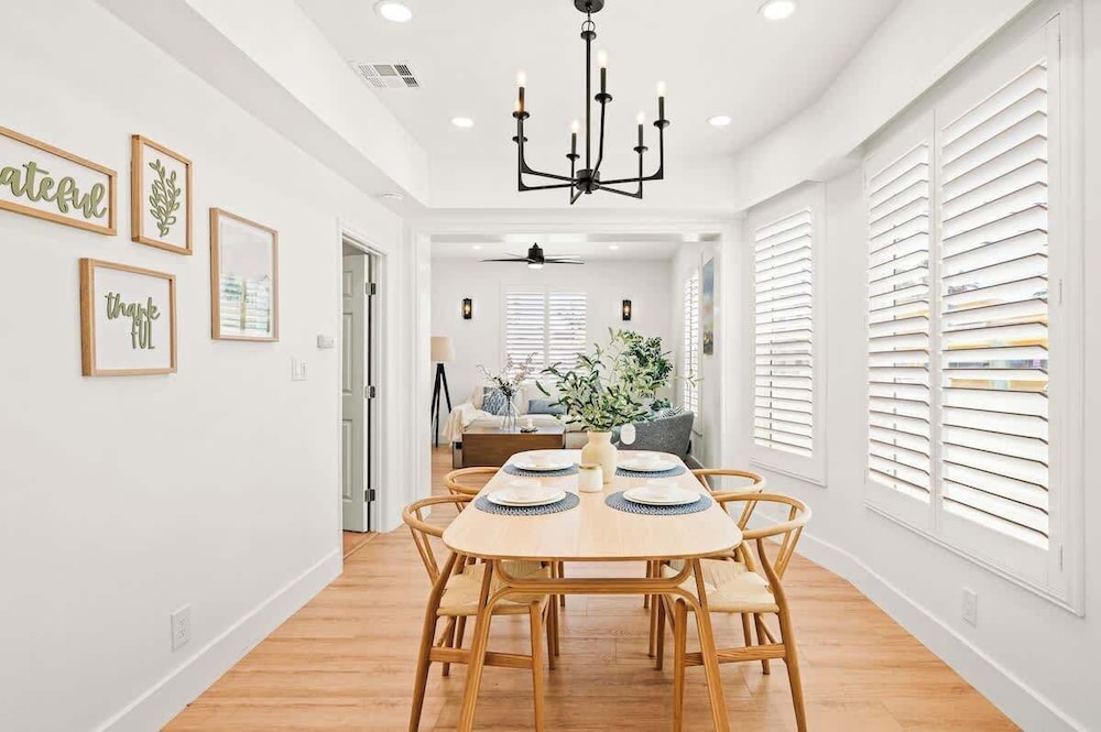 Cozy Retreat Near Downtown Perfect for Families — 4-Star Luxury Hotel in Long Beach, United States