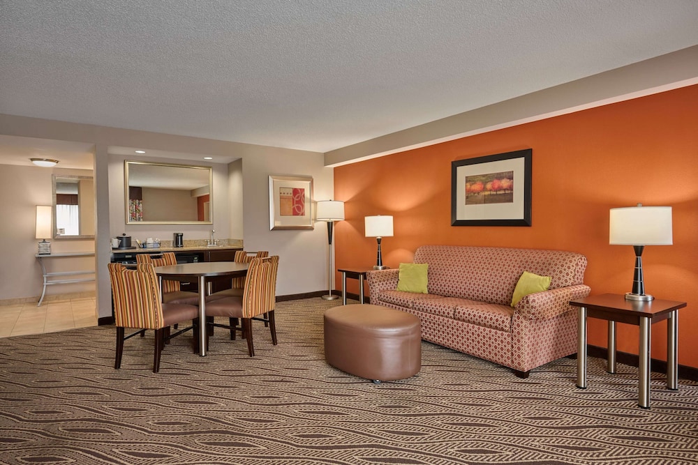 Hampton Inn Evansville Airport - photo 23
