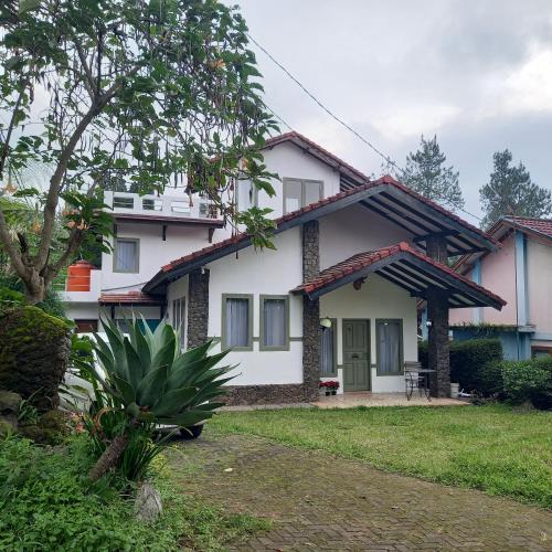 Chrysant Huis Villa Istana Bunga — 4-Star Luxury Hotel in Bandung, Indonesia