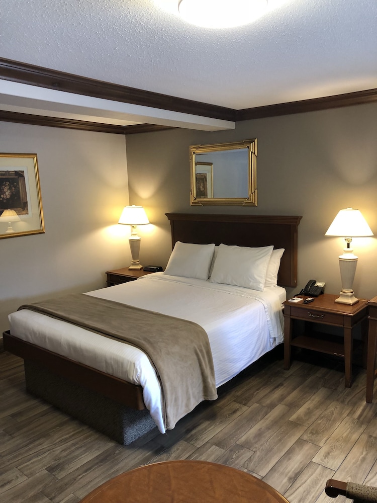 Talbot Trail Inn & Suites in Windsor, Canada