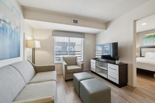 Pool I Parking I Gym I Properties By Preston — 4-Star Luxury Hotel in San Antonio, United States