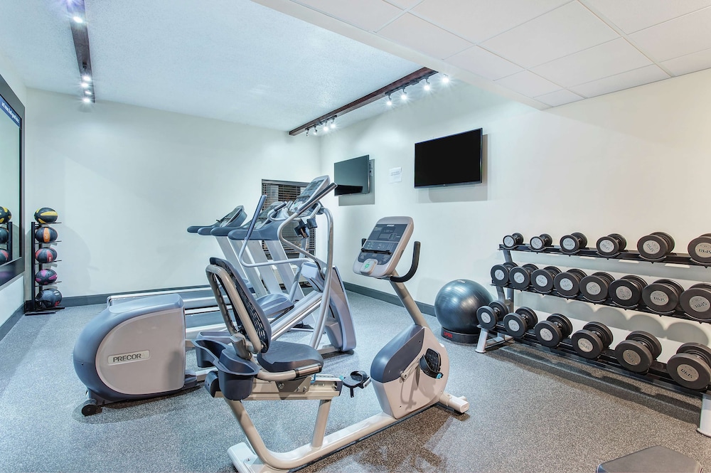 Hampton Inn Cullman - photo 25