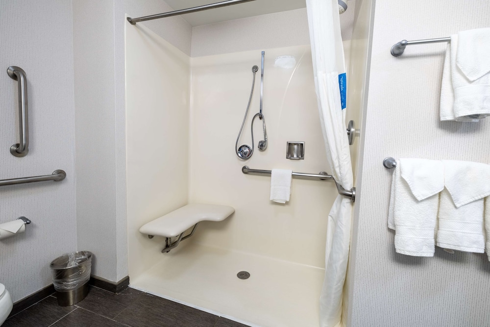 Hampton Inn & Suites Greensboro Coliseum Area - photo 48