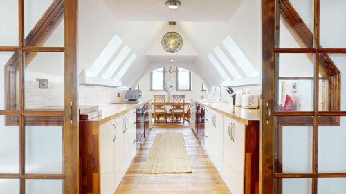 Spacious 4 Bedroom Penthouse Sleeps 8 Great City View and Free Parking — 4-Star Luxury Hotel in Portsmouth, United Kingdom