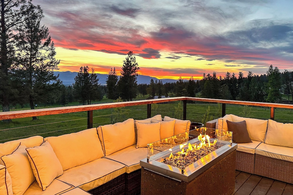 Hot Tub & Views: ‘sunset Valley Retreat’ in Eureka in Eureka, United States