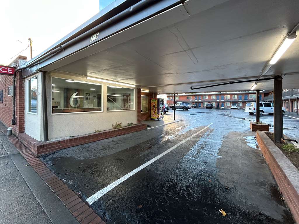 Econo Lodge Vancouver - photo 2