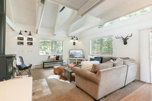 Donner Gem by Tahoe Getaways Beautifully Updated Hot Tub Pet Friendly in Truckee, United States