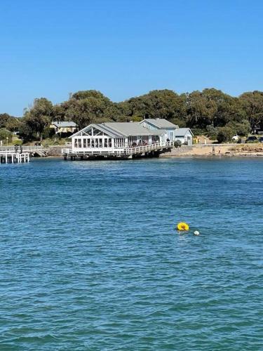 Yellow Door Villa — 4-Star Luxury Hotel in Barwon Heads, Australia