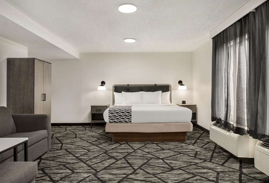 La Quinta Inn & Suites by Wyndham Cleveland Airport West - photo 32