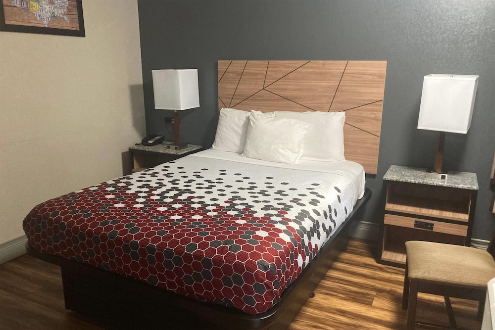 Econo Lodge Malden - photo 3
