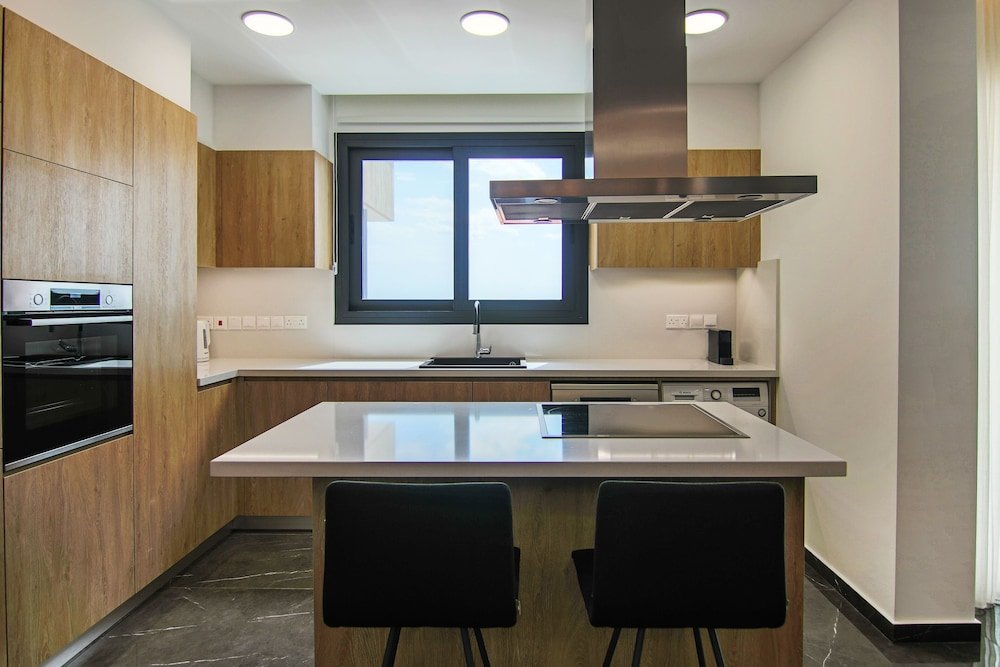 Phaedrus Living: Sea View Anna Residence 301