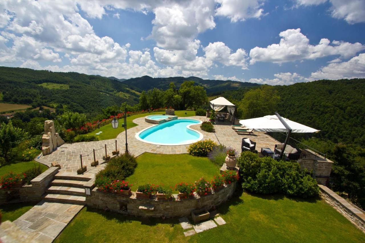 Stunning villa with pool Jacuzzi and wonderful view — 4-Star Luxury Hotel in Apecchio, Italy