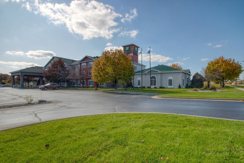 Holiday Inn Express Hotel & Suites Oshkosh by IHG - photo 80
