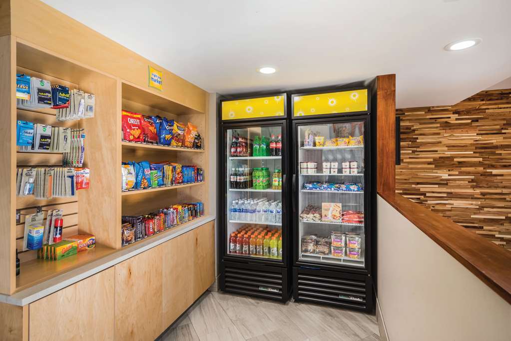 La Quinta Inn & Suites by Wyndham Chattanooga Hamilton Place - photo 33