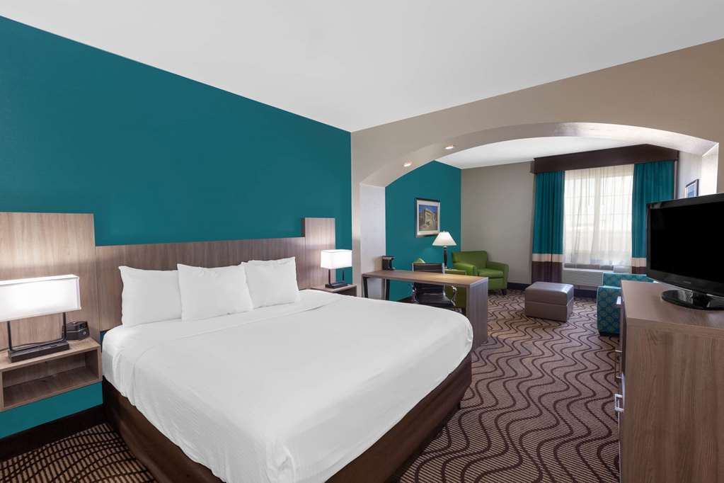 La Quinta Inn & Suites by Wyndham Midland North - photo 27