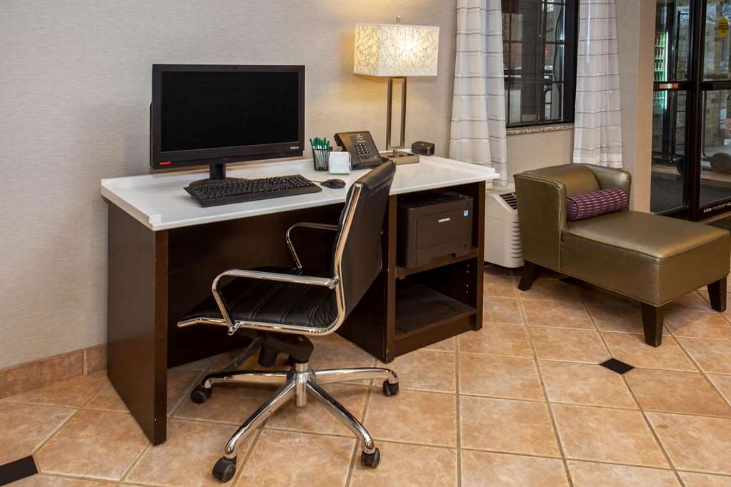 La Quinta Inn & Suites by Wyndham Milwaukee Delafield - photo 36