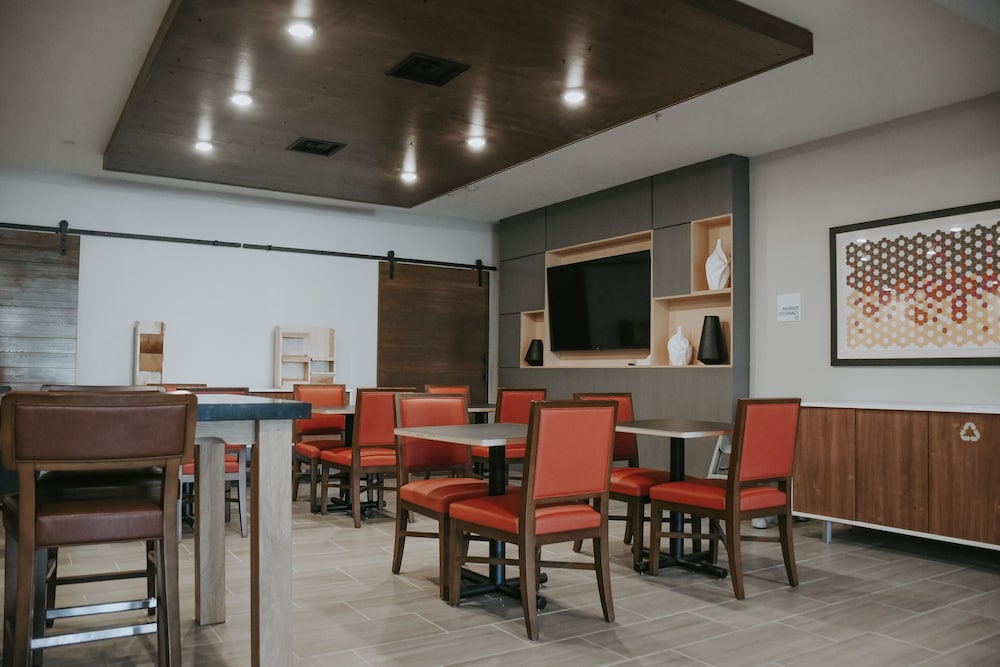 Holiday Inn Express & Suites South Lincoln by IHG - photo 69