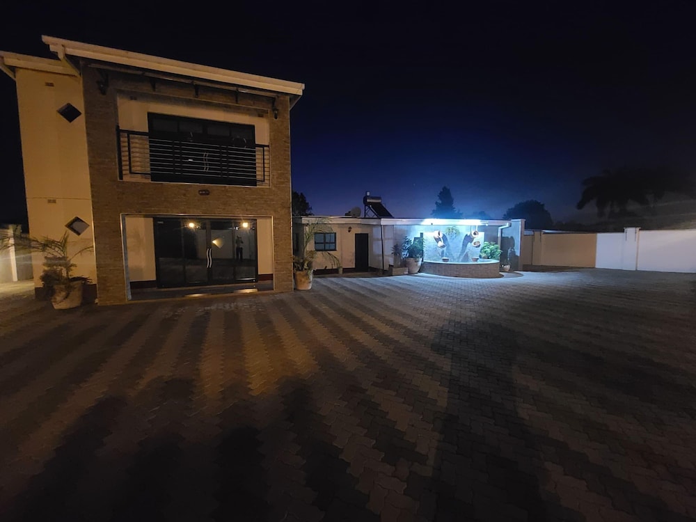 Luxurious 6 bed 6 Baths in Sunridge 2299 in Harare, Zimbabwe