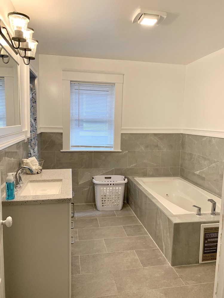 The Wheel of Fortune Duplex 8BR Parking - photo 33
