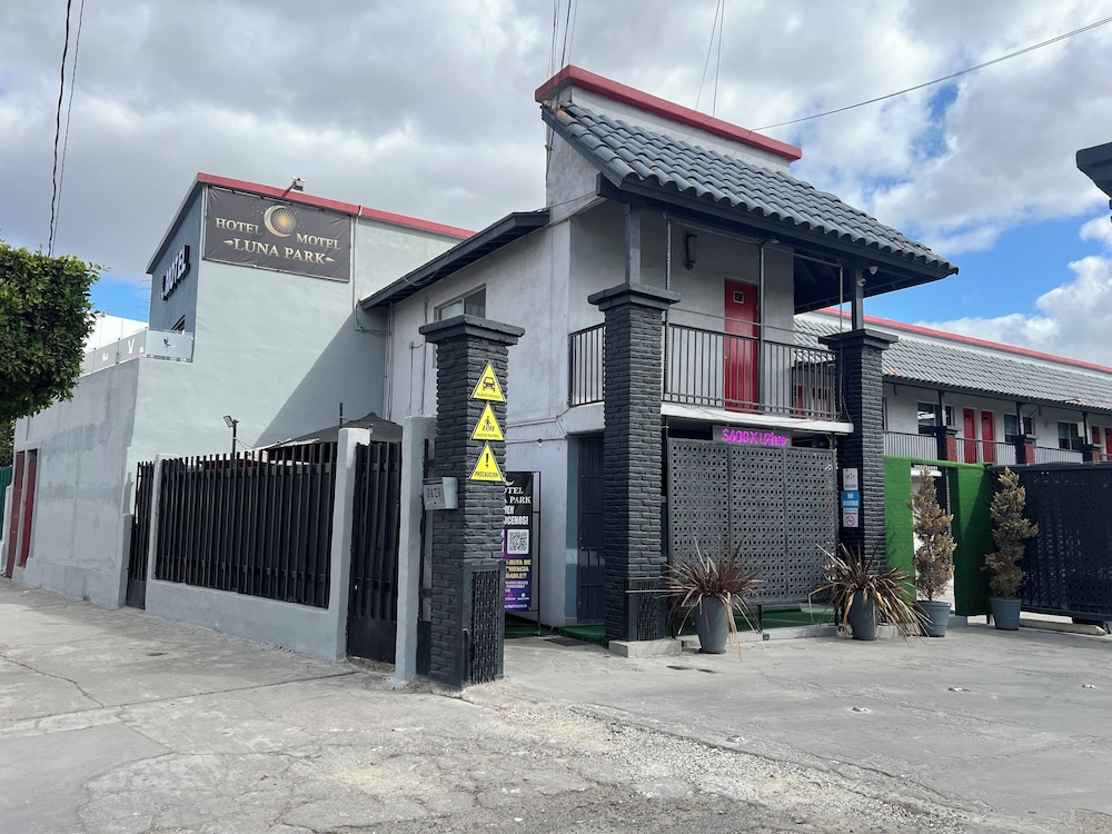 Hotel Motel Luna Park in Tijuana, Mexico
