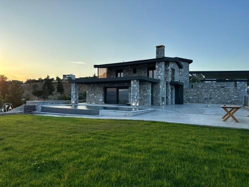Windmills & The Villas Aiolos l — 4-Star Luxury Hotel in Amarynthos, Greece