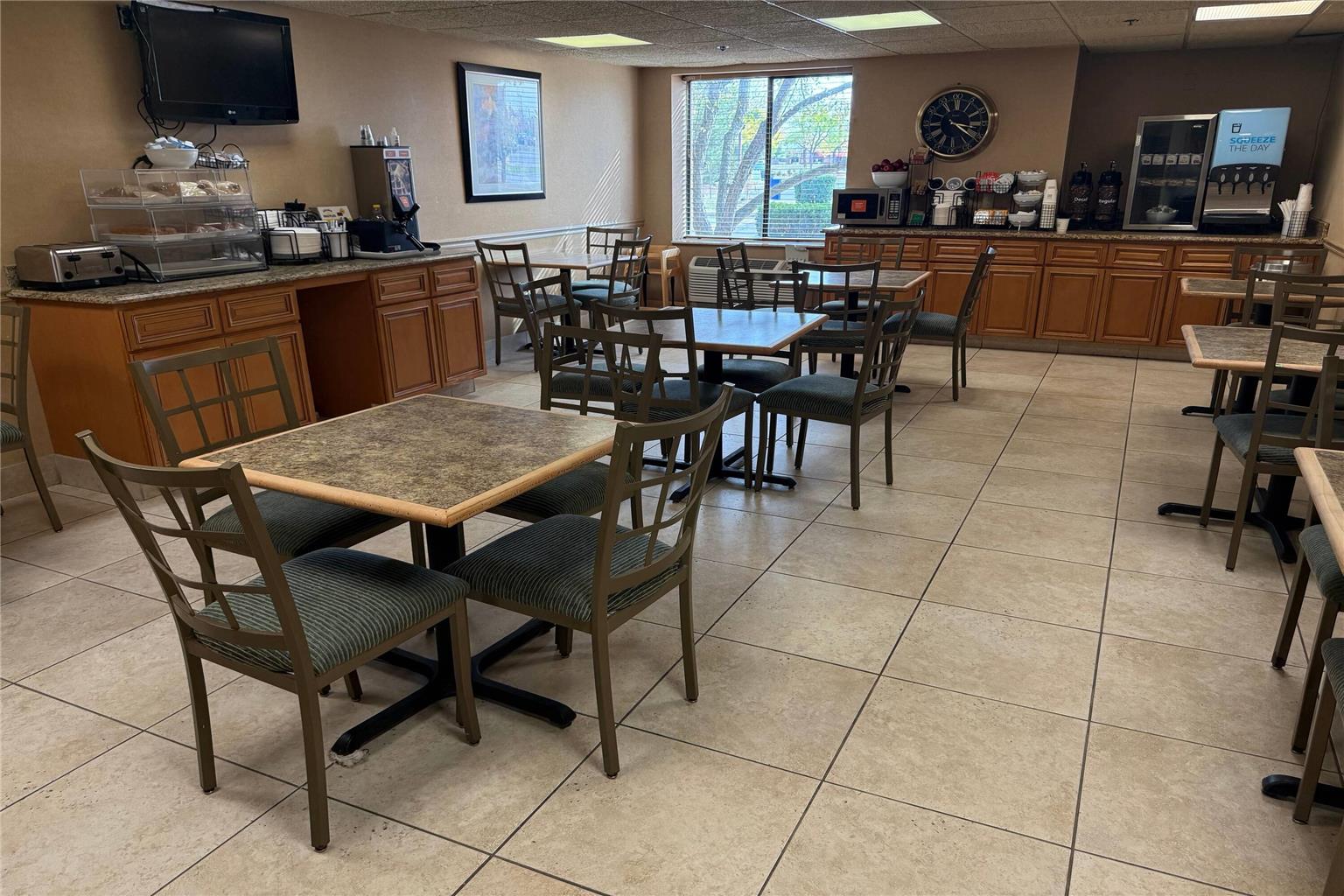 Wingate by Wyndham Livonia - photo 17