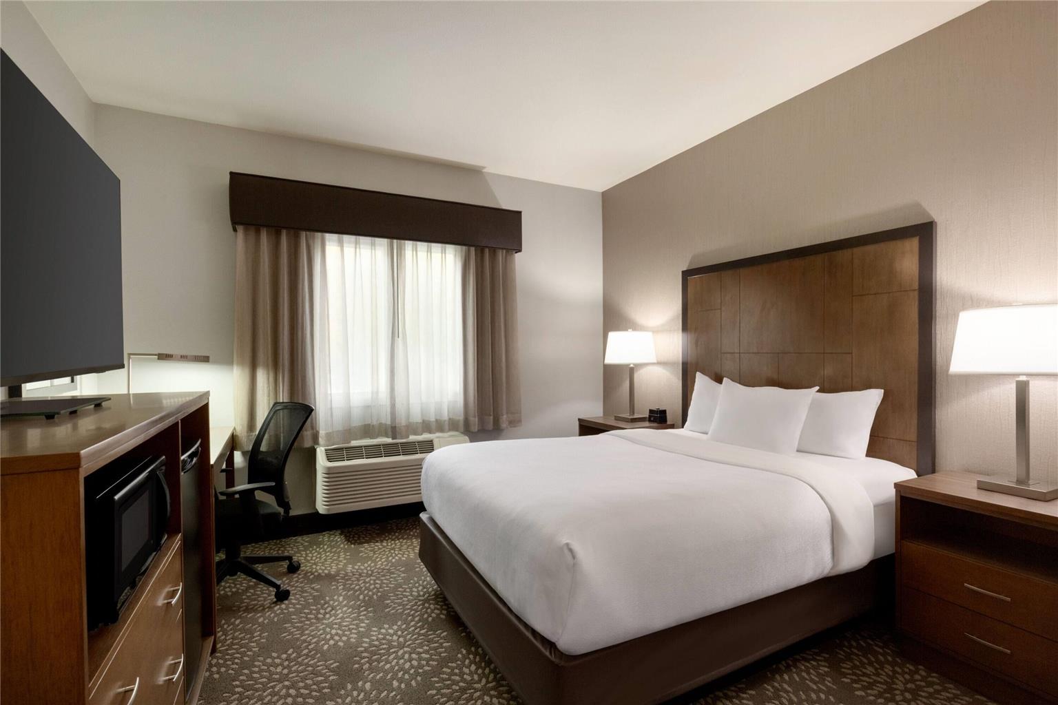 La Quinta Inn & Suites by Wyndham Fairbanks Airport - photo 18