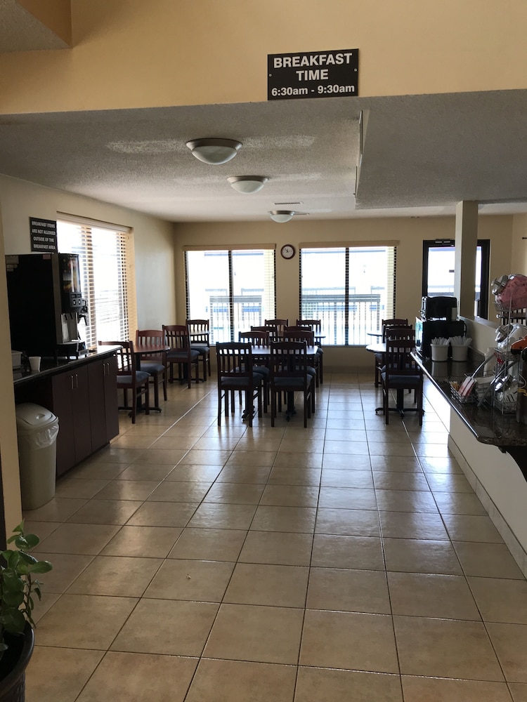 Carolina Inn & Suites of Lake Norman - photo 18