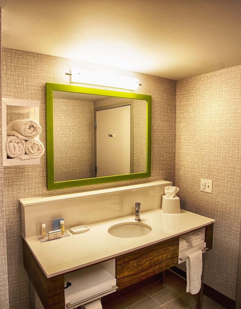 Hampton Inn Utica - photo 15