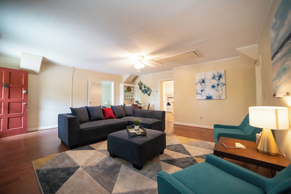 Chic Mid Century Hub in Columbia, United States