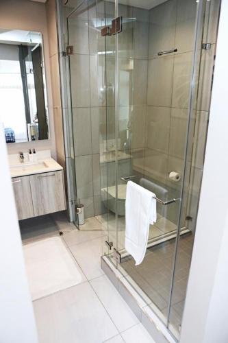 Menlyn Trilogy 2 Bedroom & Great Views No Loadshedding — 4-Star Luxury Hotel in Pretoria, South Africa