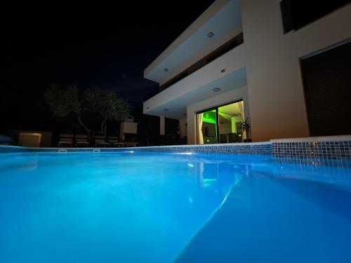 Sunluxvilla Heated Pool Jacuzzi IR sauna self check in — 4-Star Luxury Hotel in Kastel Stari, Croatia
