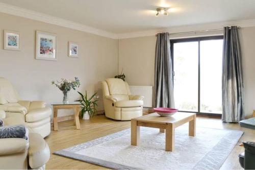 Spacious bungalow with estuary views near Llansteffan — 4-Star Luxury Hotel in Carmarthen, United Kingdom