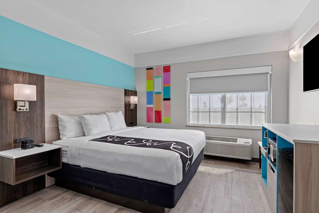 La Quinta Inn & Suites by Wyndham Raymondville - photo 46