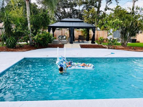 Tropical Oasis near Beaches 4BR Heated Pool Fire Pit Grill and More
