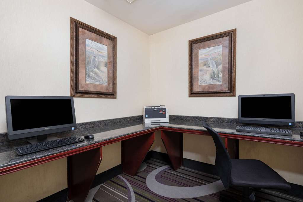 La Quinta Inn & Suites by Wyndham Savannah Airport Pooler - photo 28