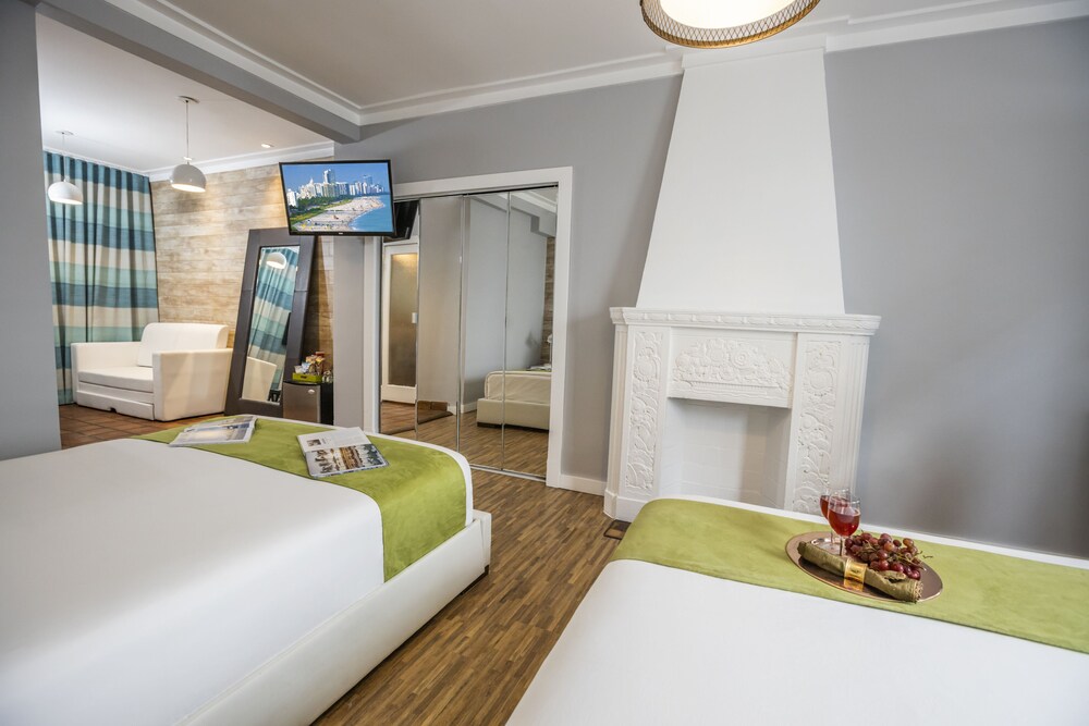 Chesterfield Hotel & Suites - photo 22