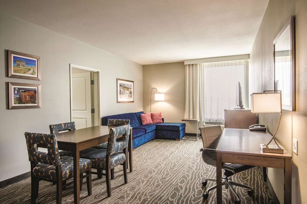 La Quinta Inn & Suites by Wyndham Kingman - photo 32
