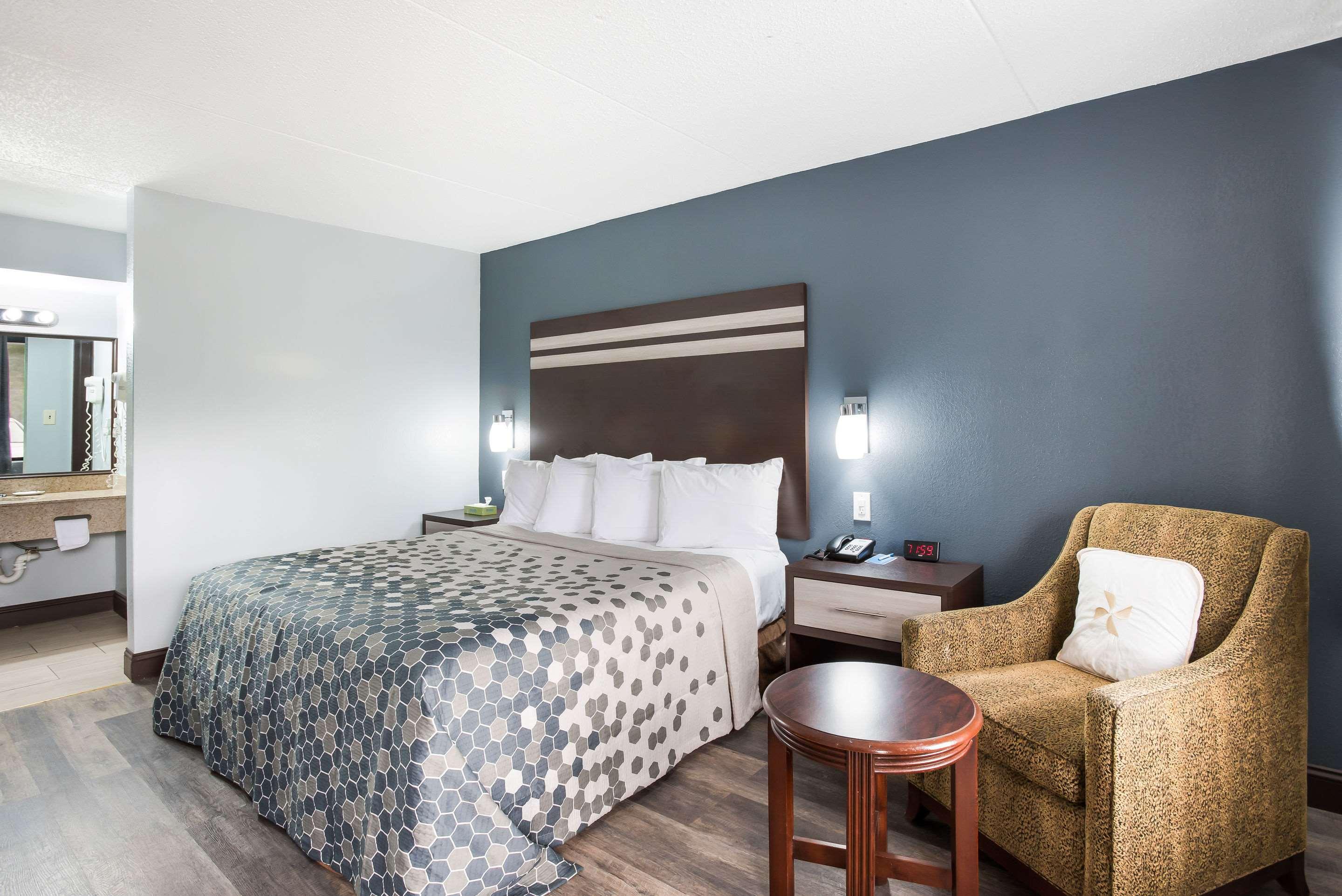 Rodeway Inn - photo 9