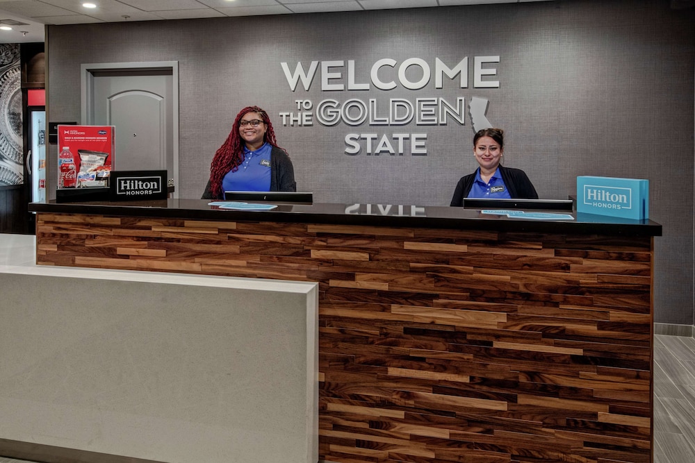 Hampton Inn Fresno Airport - photo 3