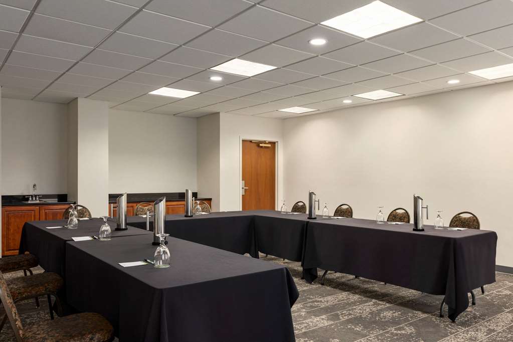 Wingate by Wyndham Green Bay Airport - photo 33