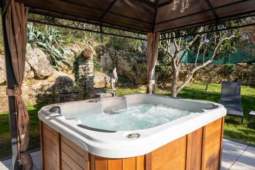 Ô Jacuzzi du Mazet - last minute hotel in Unknown City