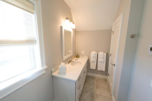 The East Island Reserve Hotel - photo 18