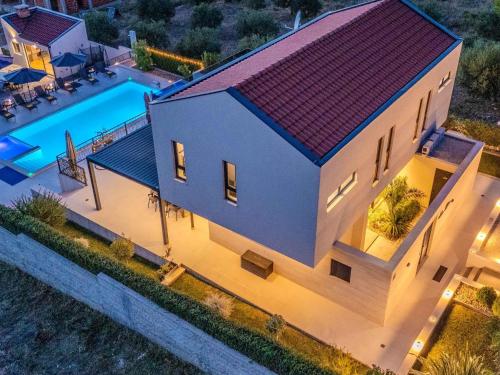 Modern villa with private swimming pool — 4-Star Luxury Hotel in Pakostane, Croatia