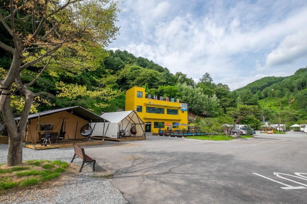 Gapeyong FourSeason Pet Glamping Caravan in Gapyeong, South Korea