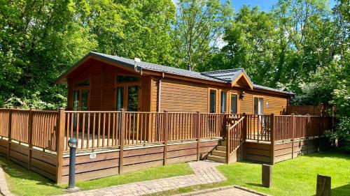 Devon Comfort Lodge With Hot Tub Spa Resort In Devon — Chudleigh