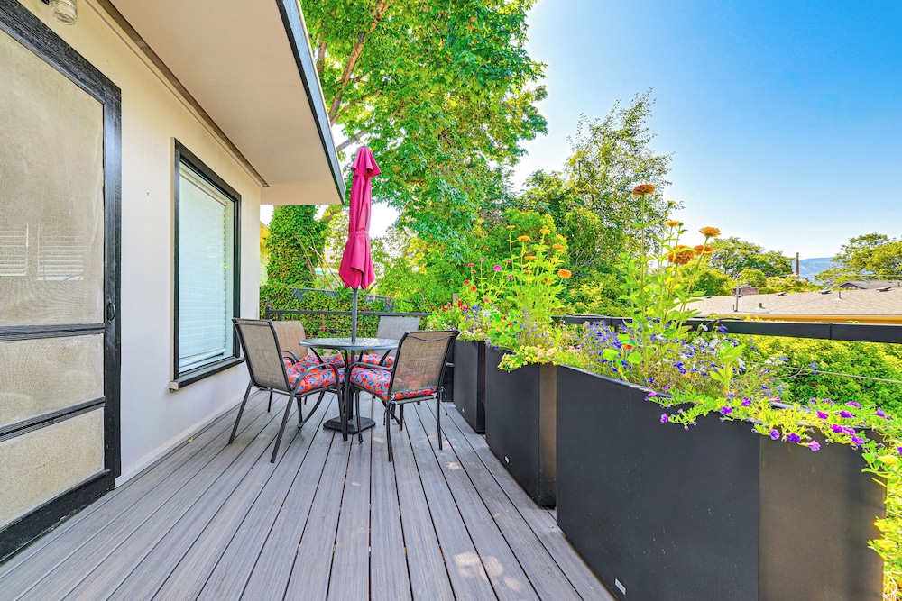 Grants Pass Getaway w Expansive Deck — hotel in Grants Pass