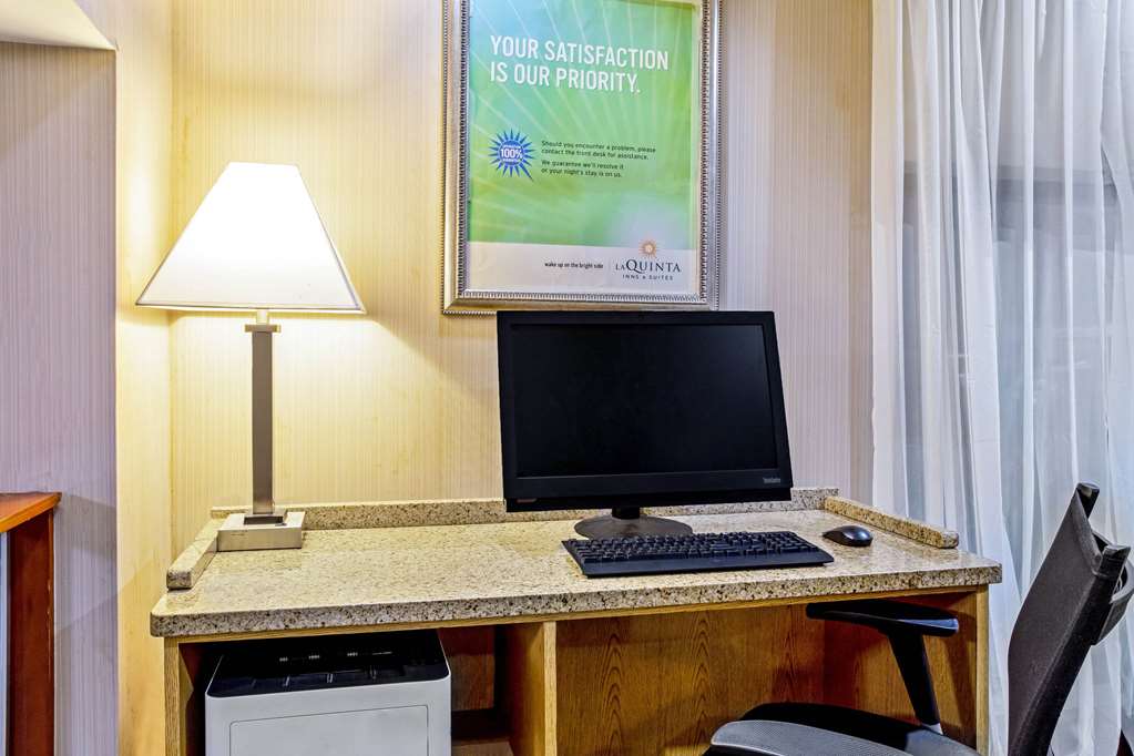 La Quinta Inn & Suites by Wyndham Stamford New York City - photo 50