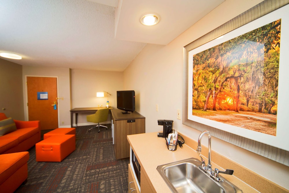 Hampton Inn & Suites Valdosta Conference Center - photo 16